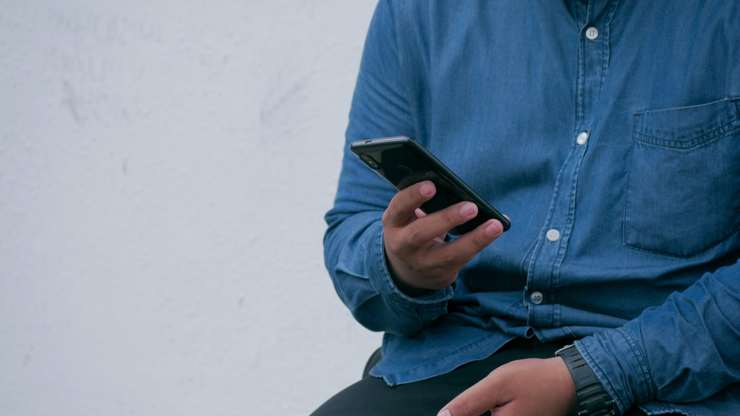 man using mobile apps to learn