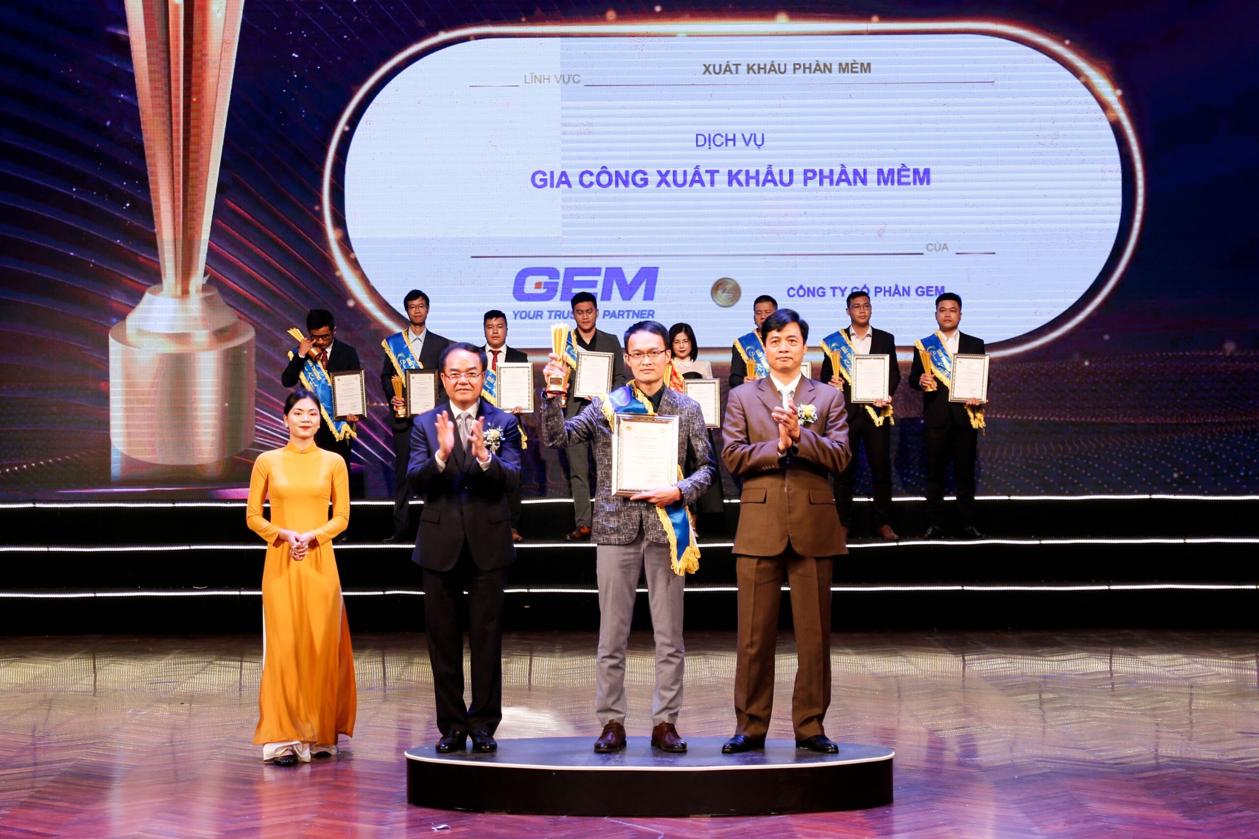 CEO Ngo Khanh Hoang receiving the 2023 Sao Khue award - GEM2023Wrapped