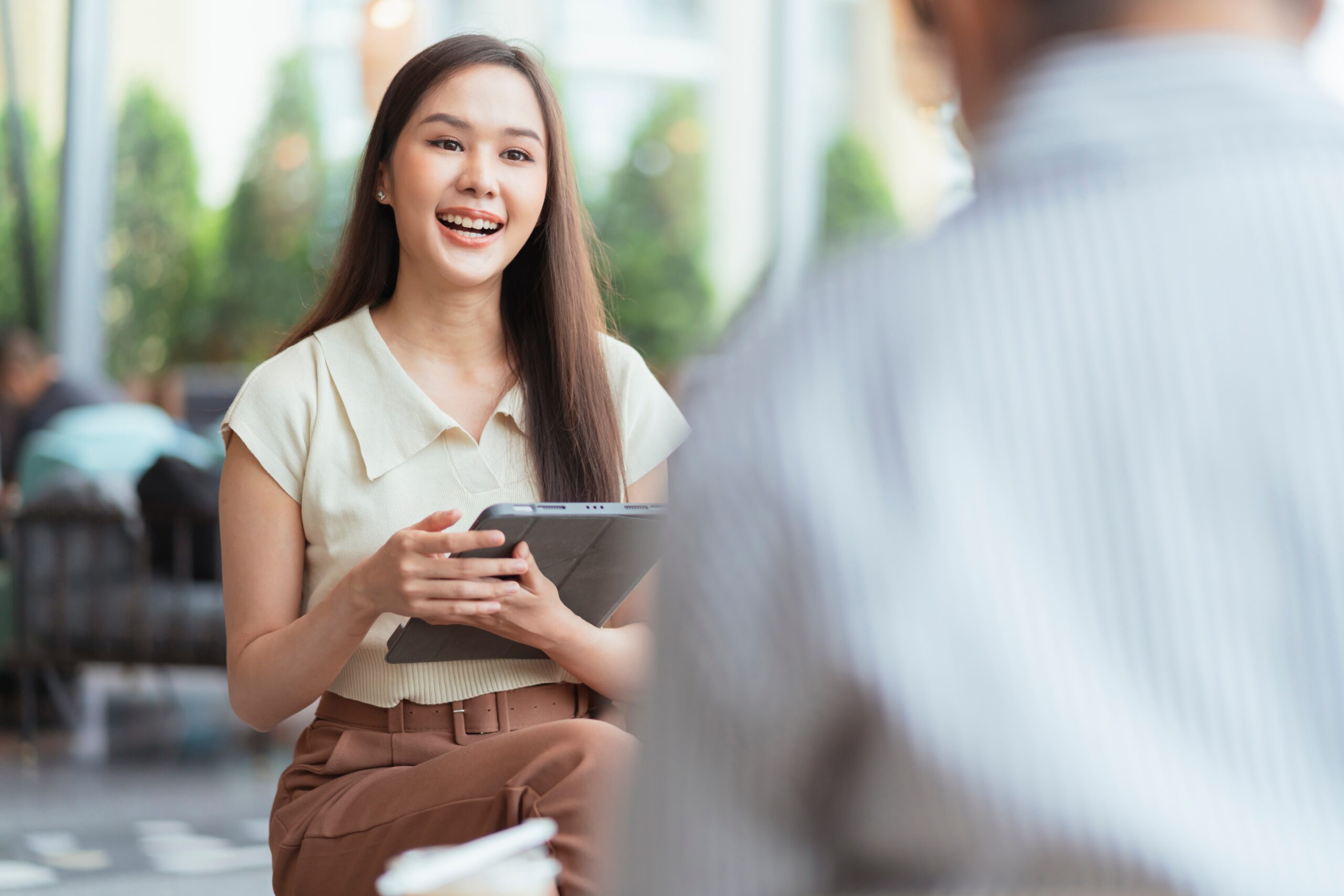 woman talking to an AI vendor