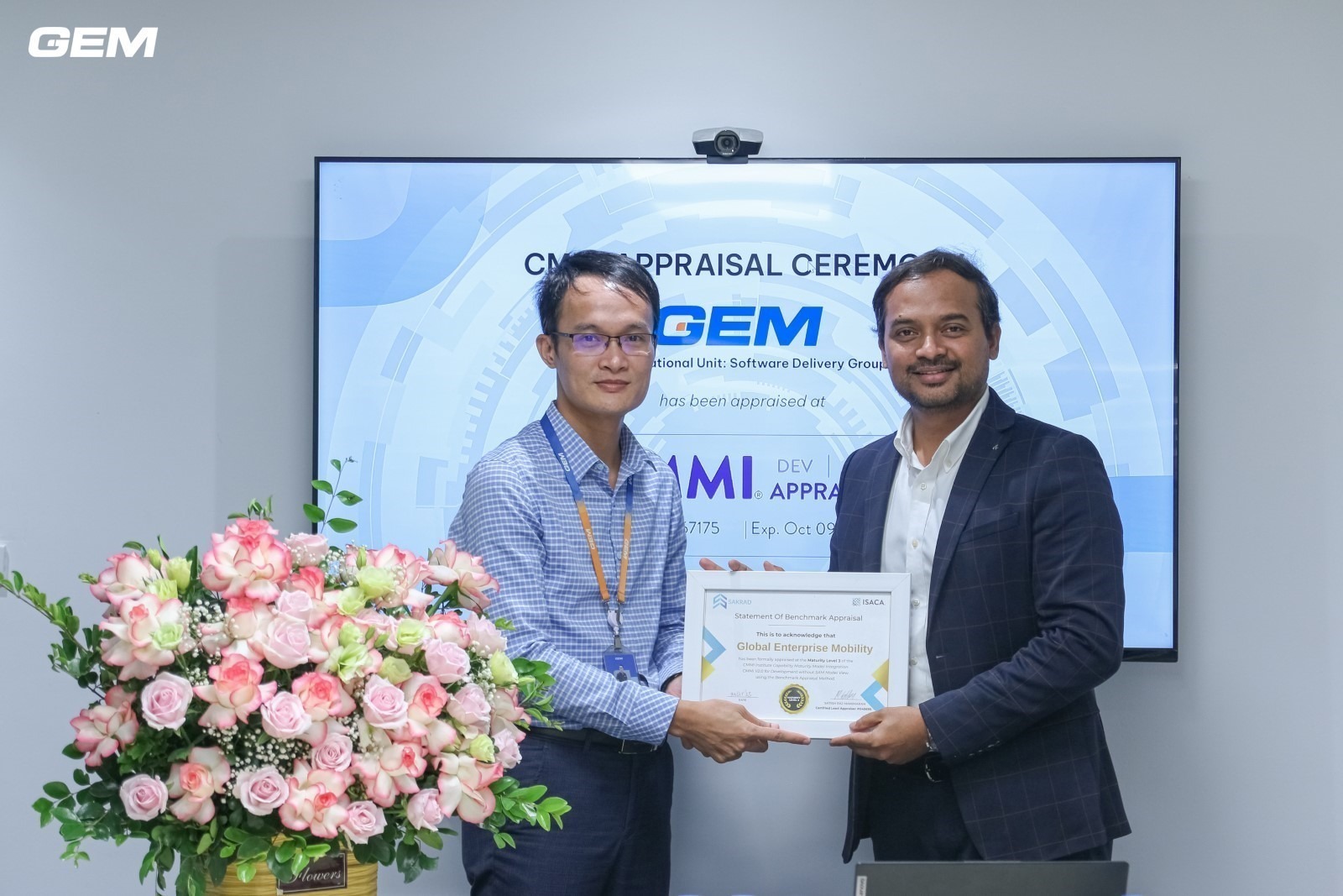 Mr. Ngo Khanh Hoang, GEM’s CEO, receiving the appraisal result from Mr. Aru David, Country Manager of ECCI Vietnam 