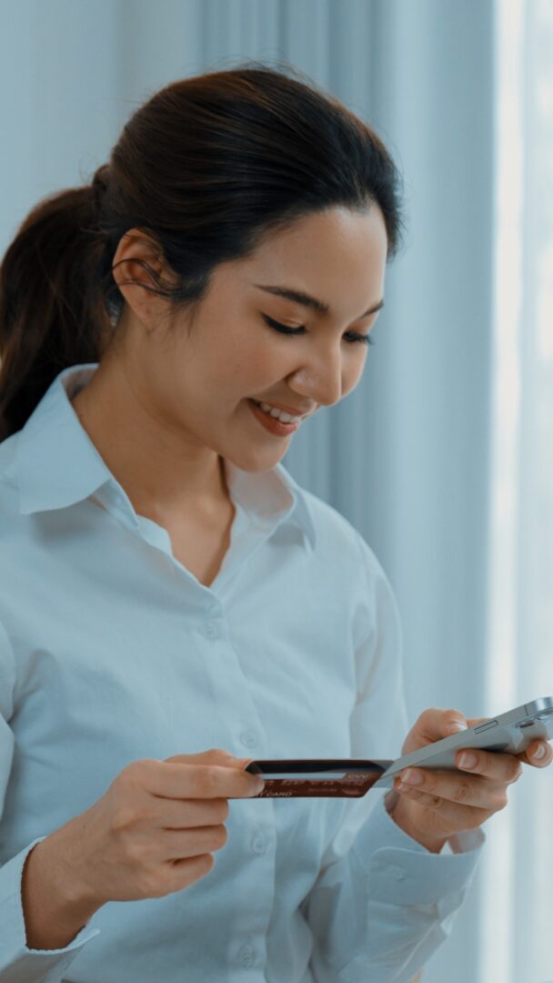 woman shopping pay bills online internet vivancy shopping (1)